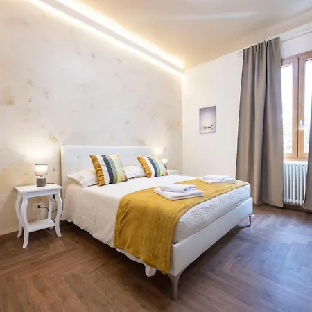 Nel Centro Storico, Con 6 Posti Letto 아파트 *
