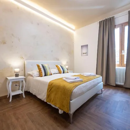 Nel Centro Storico, Con 6 Posti Letto 아파트