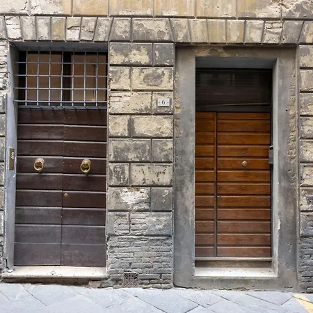 Nel Centro Storico, Con 6 Posti Letto 아파트
